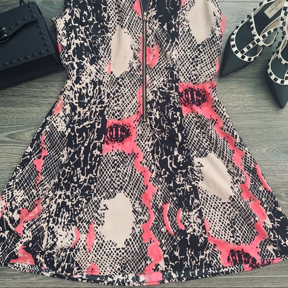 (Size XS) Collective Concepts Front Zip Dress - Picture 4 of 5